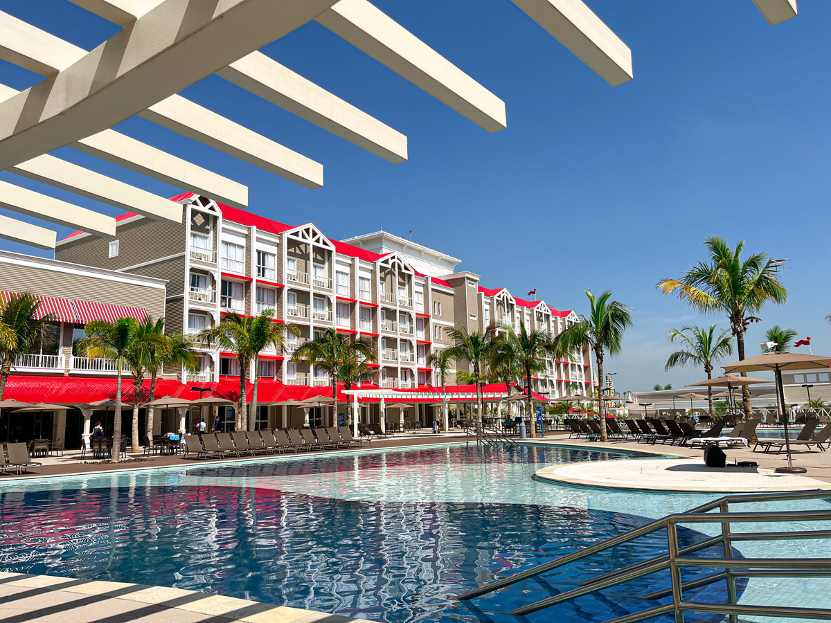 Piscinas do São Pedro Thermas Resort com o hotel ao fundo
