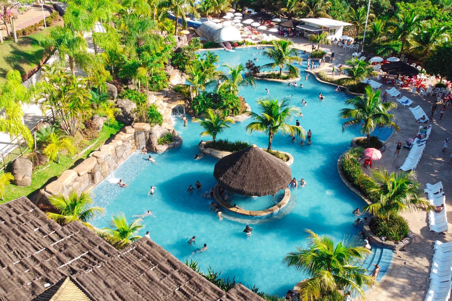 Vista aérea das piscinas tropicais do resort